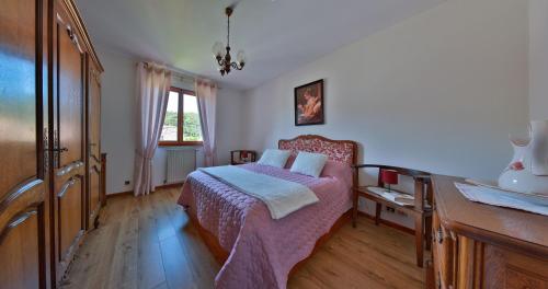 um quarto com uma cama, uma cómoda e uma janela em MAISON DE TATIE em Luttenbach-près-Munster