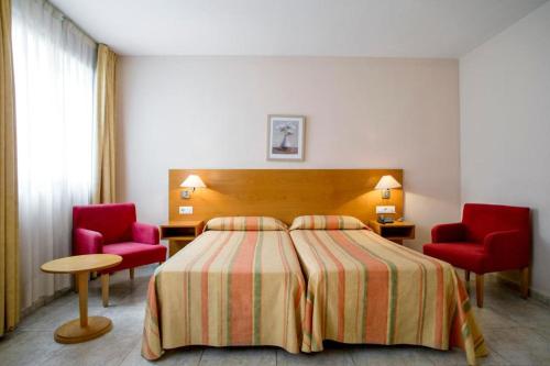 Llit o llits en una habitació de Hotel Rostits