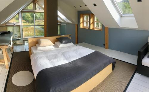 a bedroom with a large bed in a attic at Lofoten Fjord Lodge in Saupstad