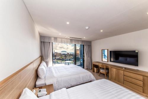 Postel nebo postele na pokoji v ubytování BK Hotel Jeju