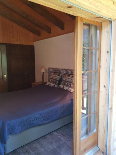 a bed in a room with a window at Rue de Bel-Aube Chalet Joli 10 in Crans-Montana