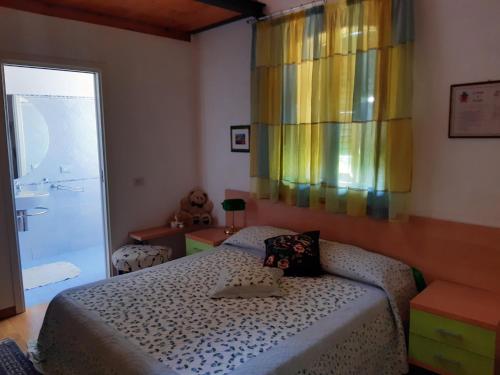 1 dormitorio con cama y ventana en La casa sul golfo, en Ancona