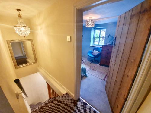 um corredor com uma porta que leva a um quarto em Fern Tree Cottage em Frome