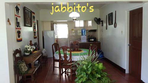 Jabbitos Baguio Transient House 2 في باغيو: مطبخ وغرفة طعام مع طاولة وكراسي