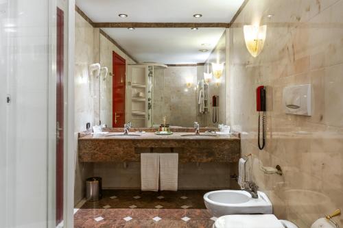 Koupelna v ubytování Agora' Palace Hotel