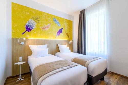 Ένα ή περισσότερα κρεβάτια σε δωμάτιο στο Kyriad Prestige Amiens Poulainville - Hotel and Spa
