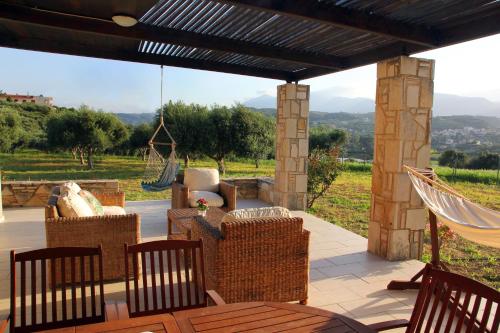 Φωτογραφία από το άλμπουμ του Relaxing Villa with garden and mountain view in Heraklion σε Καβροχώρι