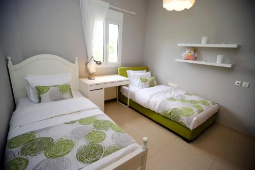Giường trong phòng chung tại Relaxing Villa with garden and mountain view in Heraklion