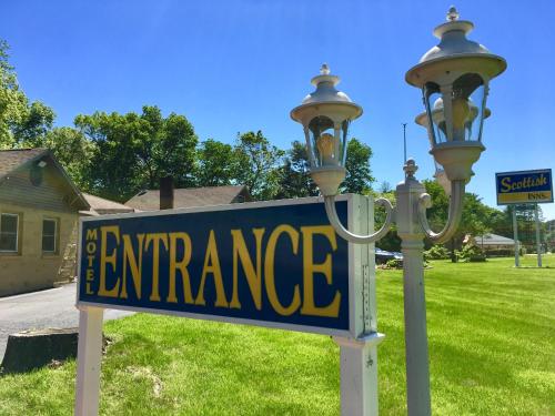 ミルフォードにあるScottish Inns Milfordの入口の看板付き街灯