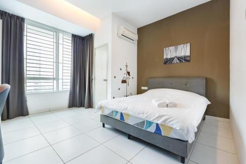 een slaapkamer met een bed en een groot raam bij Akademik Suite by JK Home in Johor Bahru