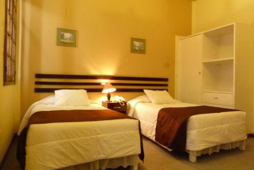 pokój hotelowy z 2 łóżkami w pokoju w obiekcie La Posada Del Fraile w mieście Arequipa
