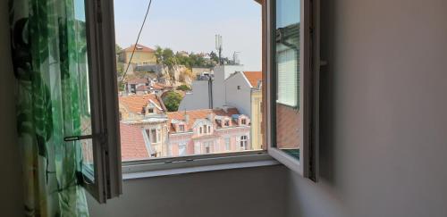 una ventana abierta con vistas a los edificios en Roman Stadium Apartments, en Plovdiv