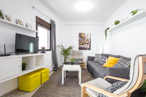 a living room with a couch and a tv at Casa Valle del Turia in Chulilla