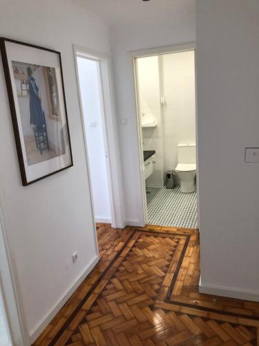 corridoio con bagno con servizi igienici e una foto appesa al muro di Martas Lisbon Apartment a Lisbona