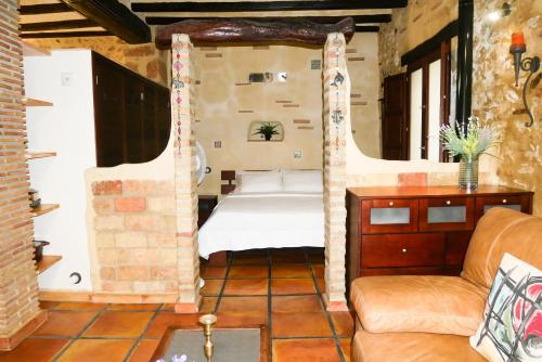 ハベアにあるNo 2 Spacious and Airy Apartment in Javea Medieval Villageのベッドルーム1室(ベッド1台、ソファ付)