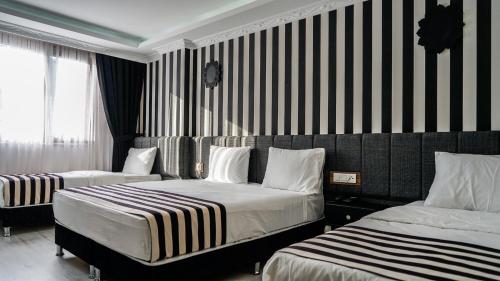 Кровать или кровати в номере Cnr İnci Hotel