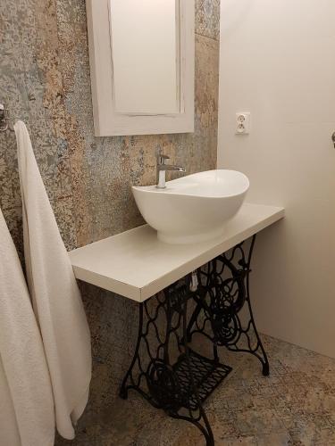 a white sink on a counter in a bathroom at Pokoje Hotelowe Dux in Łódź