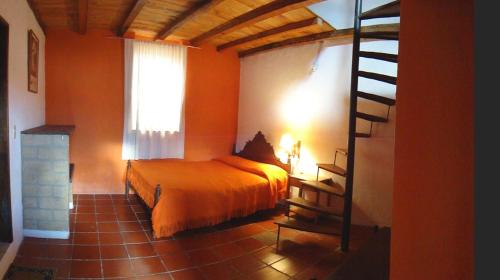 Un dormitorio con una cama y una escalera en una habitación en Casona Santo Domingo, en Villa de Leyva