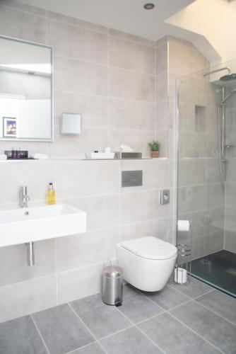 a bathroom with a toilet and a sink at The Garrandarragh Inn in Mullinavat