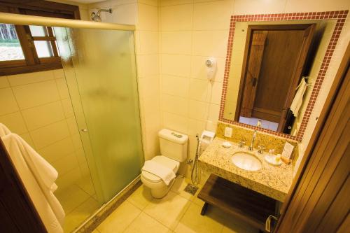 uma casa de banho com um WC, um lavatório e um chuveiro em Ecoland em Igrejinha