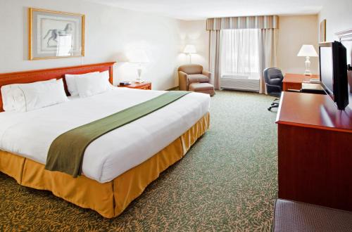 um quarto de hotel com uma cama grande e uma televisão em Holiday Inn Express Hotel & Suites Hagerstown, an IHG Hotel em Hagerstown