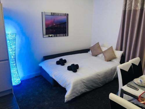 Tempat tidur dalam kamar di Dunfermline High Street Flat Ideal For Edinburgh& St. Andrews