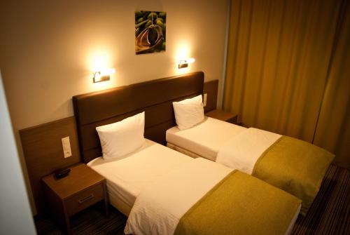 Una cama o camas en una habitación de Hotel Pod Dębem