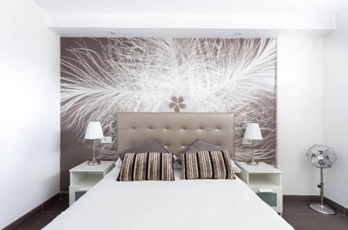 ロス・クリスティアーノスにあるVacation Home 1 Bed Los Cristianosのベッドルーム(白い大型ベッド、ランプ2つ付)