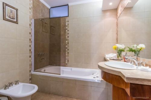 a bathroom with a sink, toilet and bathtub at Hotel del Antiguo Convento in Salta