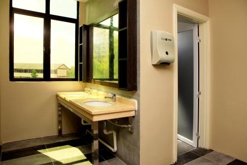 een badkamer met een wastafel en een raam bij MP HOSTEL in Kuala Terengganu