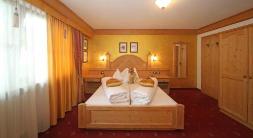 - une chambre avec un lit et des oreillers dans l'établissement B&B Tamarindo, à La Villa
