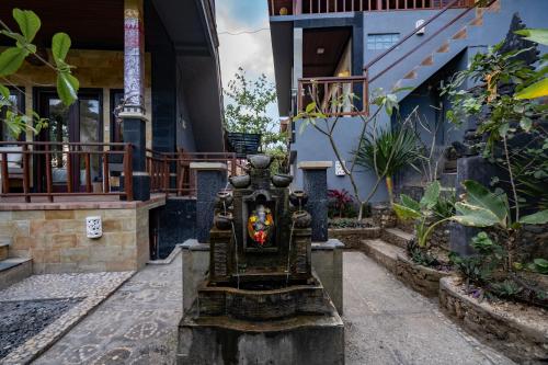 a small shrine in front of a house at Breeze Villa in Nusa Lembongan