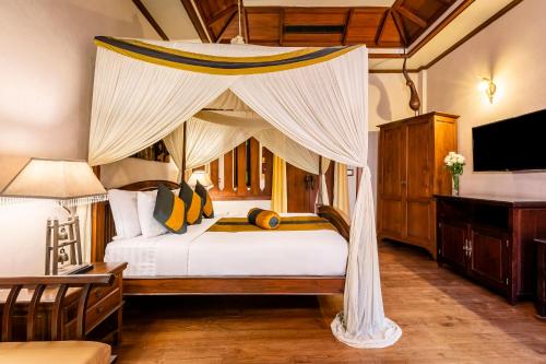 سرير أو أسرّة في غرفة في Amata Lanna Chiang Mai, One Member of the Secret Retreats