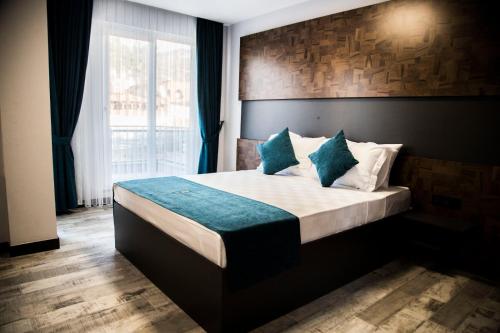 Un pat sau paturi într-o cameră la Ladik Hotel