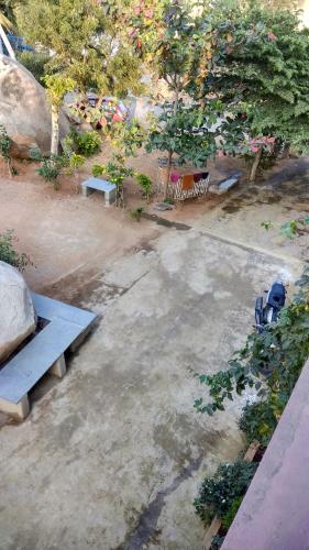 Taman di luar Rocky Homestay