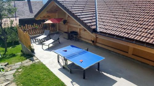 una vista aérea de una mesa de ping pong en un patio en Les Picaillons - Le gîte en Les Villards-sur-Thônes