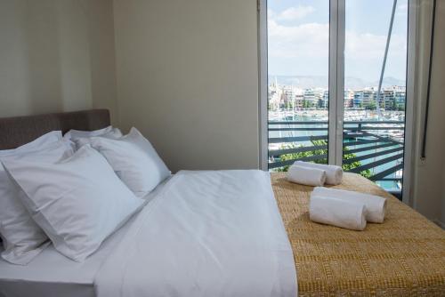 Ένα ή περισσότερα κρεβάτια σε δωμάτιο στο Piraeus Seaview Elegant Apartments