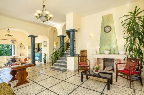 Posezení v ubytování Alinda Hotel