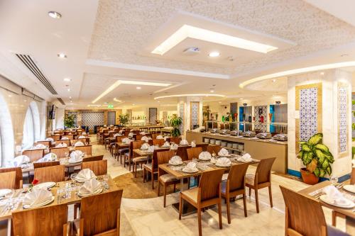 Tulip Inn Al Daar Rawafid tesisinde bir restoran veya yemek mekanı