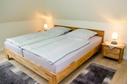 מיטה או מיטות בחדר ב-Ferienwohnungen Familie Jensen