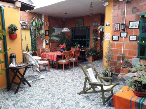 a patio with chairs and a table and a dining room at Hosteria los Cristales in Santander de Quilichao