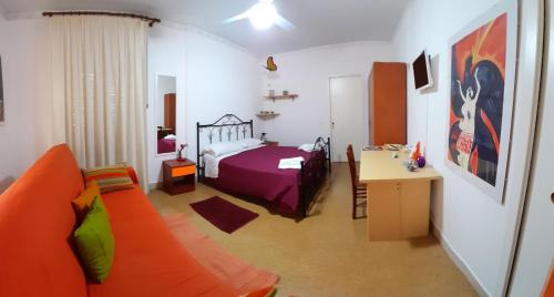 - une chambre avec un lit, un canapé et un bureau dans l'établissement Benvenuti al Massimo, à Palerme