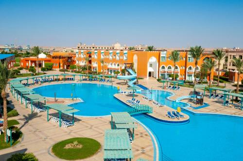 Sunrise Garden Beach Resort في الغردقة: اطلالة علوية على مسبح في منتجع