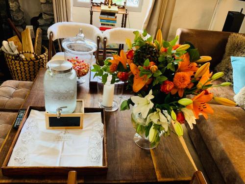 a wooden table with a vase of flowers on it at Coeur des Neiges in Saint-Gervais-les-Bains