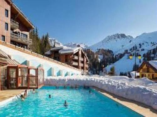 une grande piscine avec des personnes dans la neige dans l'établissement Résidence DIGITALE, Le Lauze Plagne 1800, à Plagne 1800