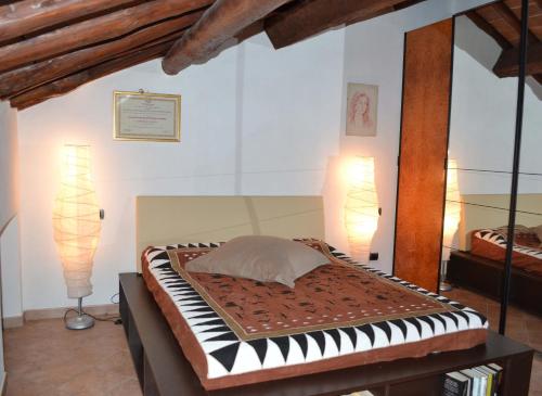 una camera con un grande letto con due lampade di Casa Mortarino a Bozzole