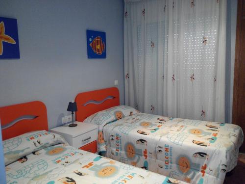 2 Einzelbetten in einem Zimmer mit 2 Einzelbetten in der Unterkunft RELAX, MAR Y MONTAÑA in Tavernes de la Valldigna