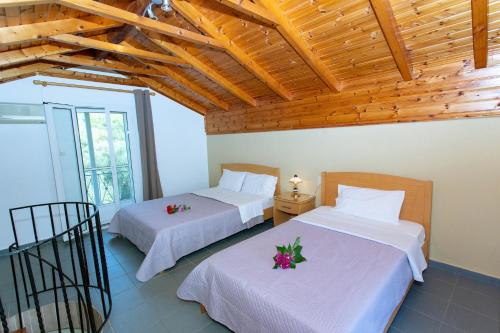 Un pat sau paturi într-o cameră la Eleonas Apartments