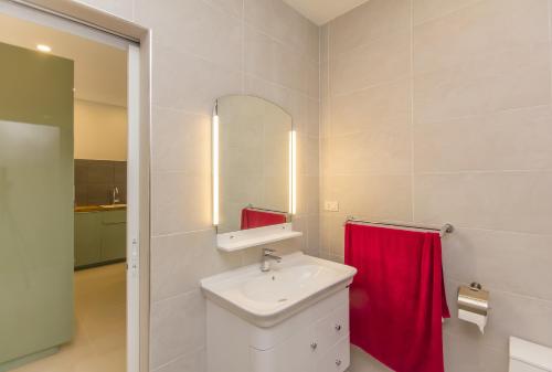 ラマイにあるSHUSHI APARTMENTのバスルーム(シンク、赤いタオル付)