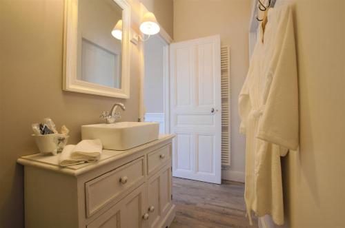 W łazience znajduje się umywalka i lustro. w obiekcie A L'Aube de Troyes w mieście Sainte-Savine